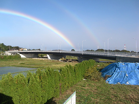 10月 雨上り晴天♪虹をバックに橋全景