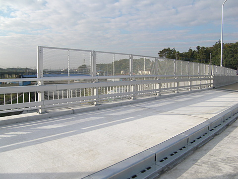 11月 橋面上の構造物施工