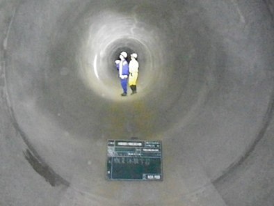 内径1.65mの大きな導水管の内部で現場の説明を受ける