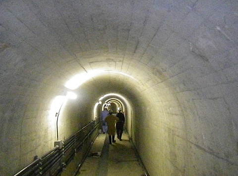 長いなが～いトンネル、何処まで続いているのでしょう？まるで黒部ダムの映画の様です…。